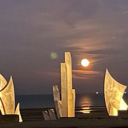 Villa Des Braves In Omaha Beach, Sea View